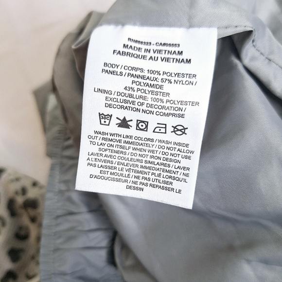 Nike brand "The Snow Leapard in a Jogger".Parachute Joggers size small. - Picture 7 of 10